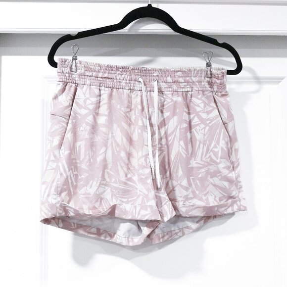 Lululemon Size 8 Tropical Print Shorts - Picture 1 of 7